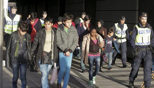 La Svezia chiude le porte ai migranti: espulsioni per 80.000 persone