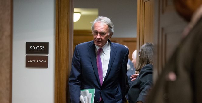 Sanders becomes 3rd senator to block Obama's pick for FDA