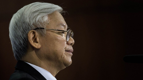 PAP secretary-general Lee Hsien Loong congratulates Vietnam's Communist Party chief